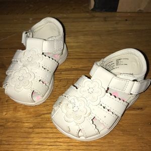 Wander Nation size 2 white sandals